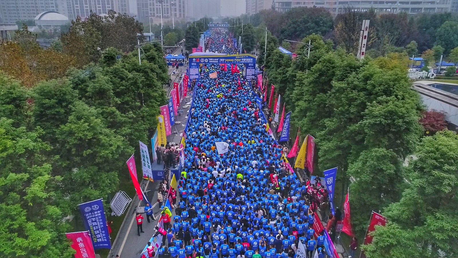 激情长马彰显担当|长春消防防灭双线一汽红旗长春马拉松!(图1)